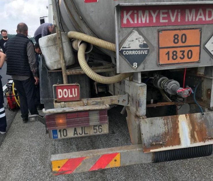 Kolunu sıkıştırdığı tankerin altında kurtarılmayı bekledi