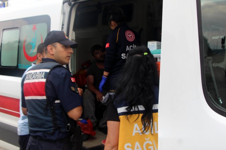 Kolunu sıkıştırdığı tankerin altında kurtarılmayı bekledi