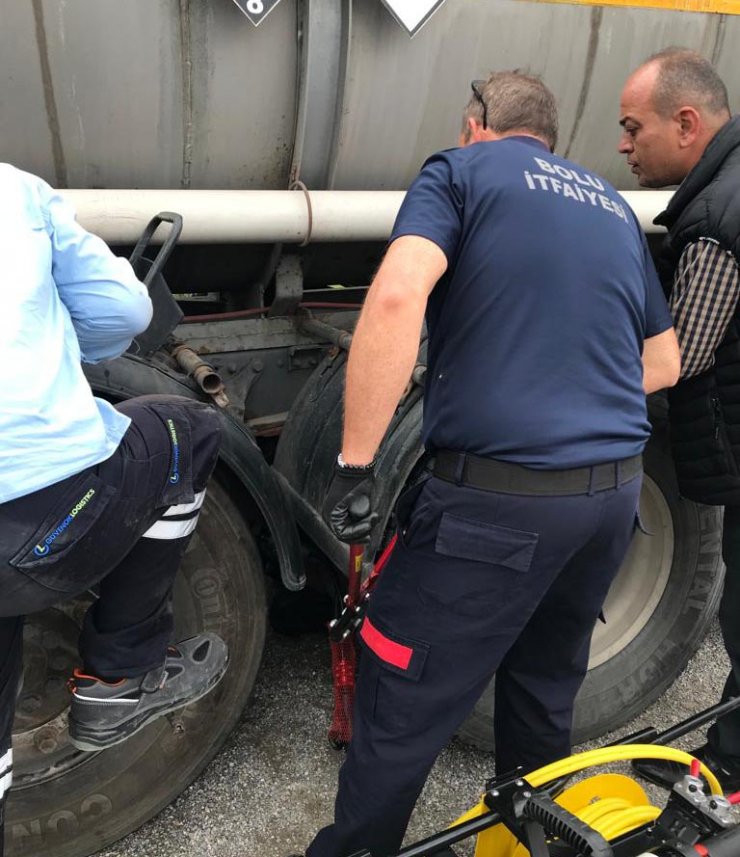 Kolunu sıkıştırdığı tankerin altında kurtarılmayı bekledi