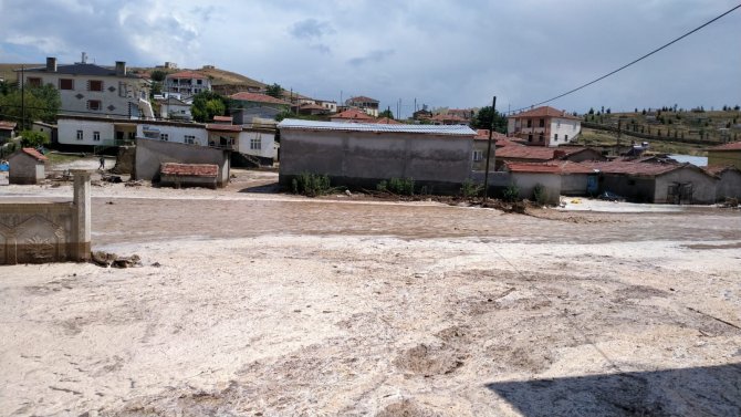 Konya’da şiddetli yağış sele neden oldu