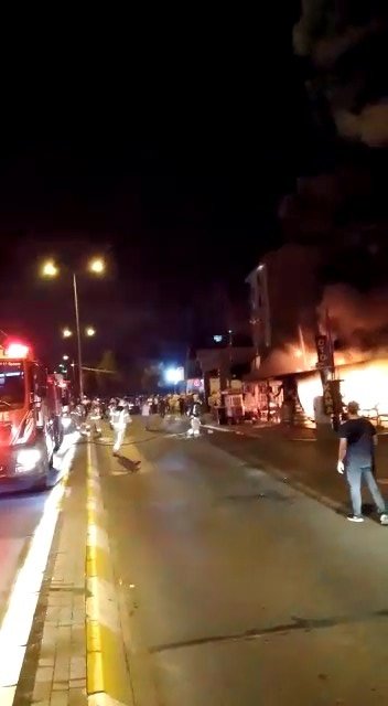 Lokantada patlama meydana geldi: 3 araç zarar gördü