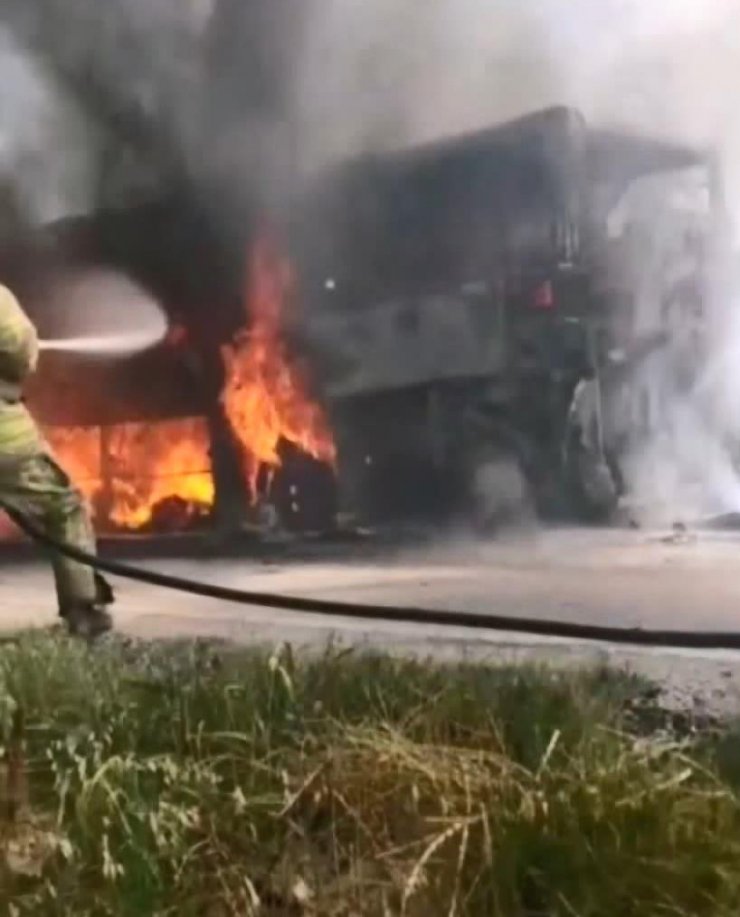 Otobüs alev alev yandı