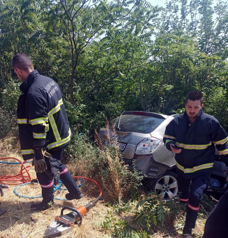 Otomobil ağaca çarptı; imam öldü, eşi ve 2 çocuğu yaralandı