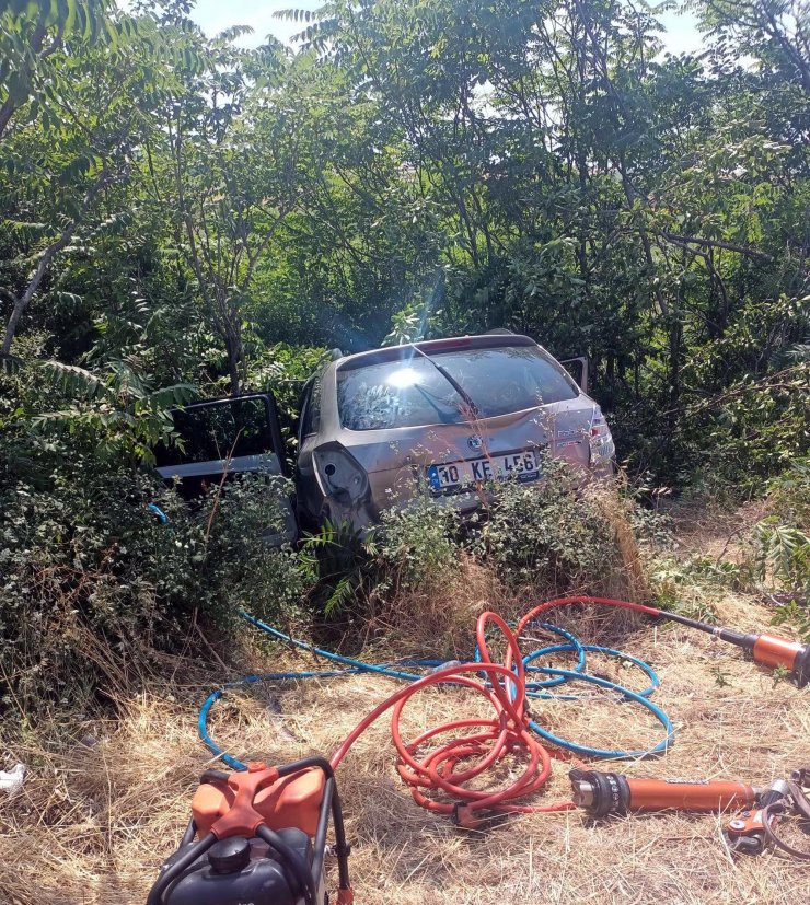 Otomobil ağaca çarptı; imam öldü, eşi ve 2 çocuğu yaralandı