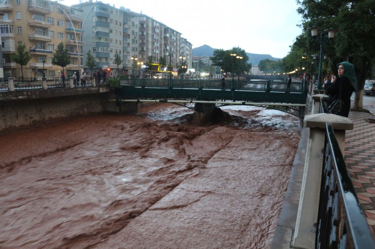 Sağanak yağış, Tatlıçay'ın debisini yükseltti