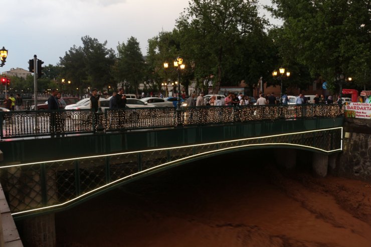 Sağanak yağış, Tatlıçay'ın debisini yükseltti