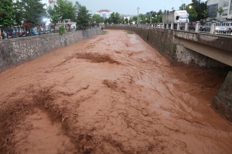 Sağanak yağış, Tatlıçay'ın debisini yükseltti