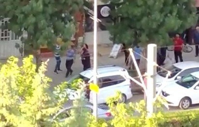Sokak ortasındaki kavga cep telefonu kameralarına yansıdı