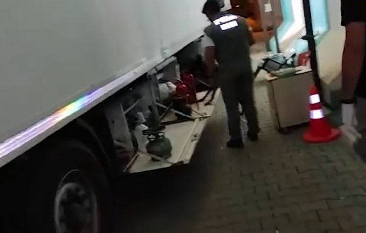 Yangın söndürme tüpünde ele geçirilen uyuşturucuya 4 tutuklama