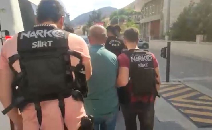 Yangın söndürme tüpünde ele geçirilen uyuşturucuya 4 tutuklama