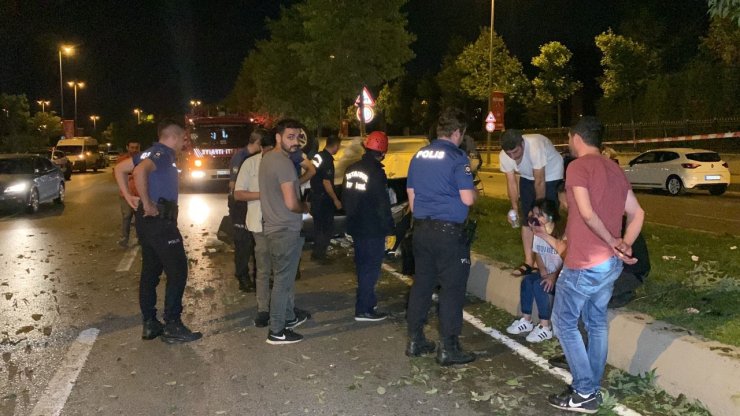 Ağaca çarpan otomobil takla attı: 1’i ağır 2 yaralı