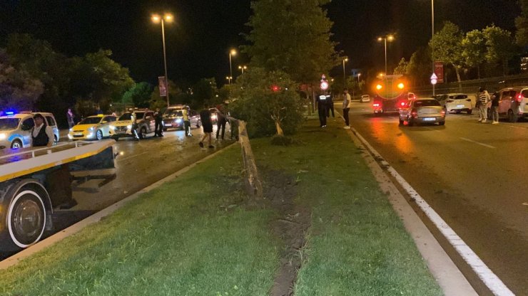 Ağaca çarpan otomobil takla attı: 1’i ağır 2 yaralı