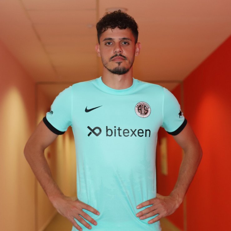 Fraport TAV Antalyaspor yeni sezon formalarını tanıttı