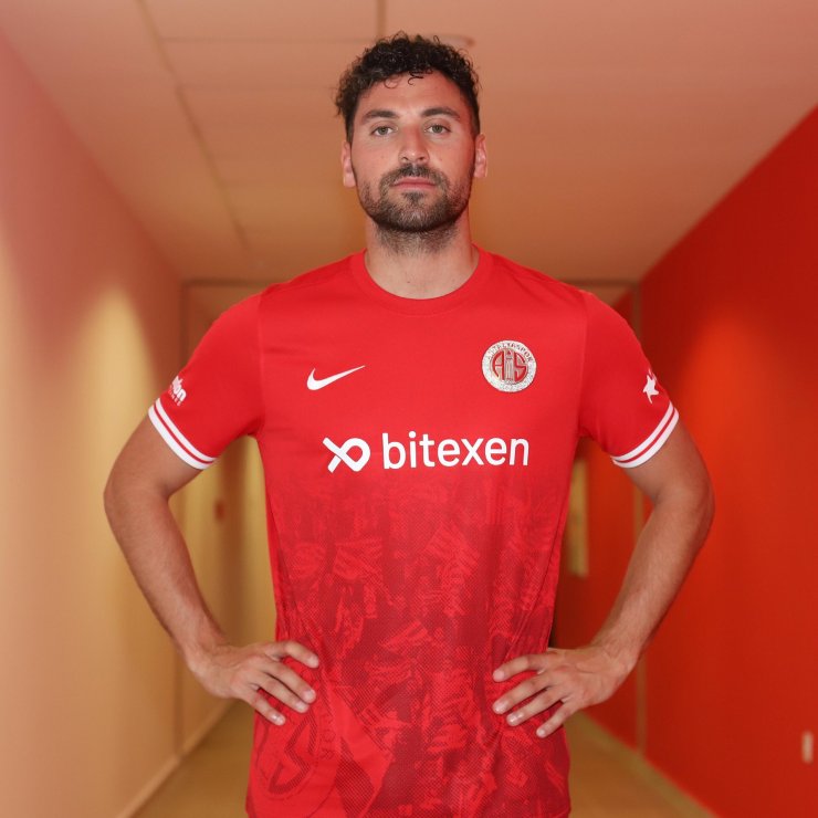 Fraport TAV Antalyaspor yeni sezon formalarını tanıttı