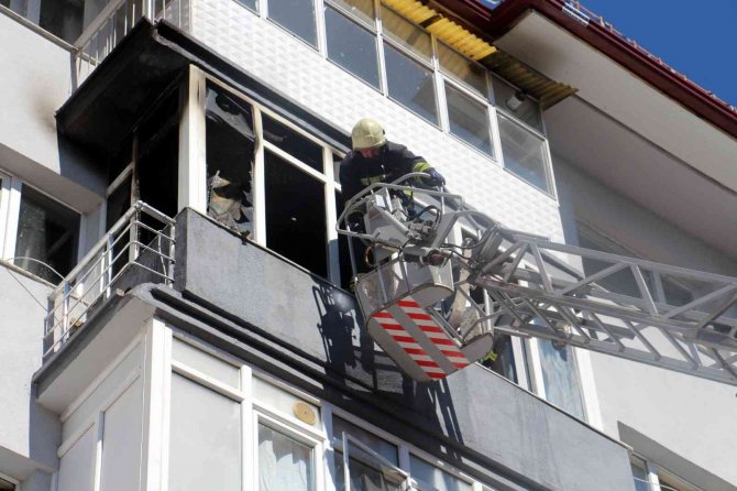 Apartmanda çıkan yangın korkuttu