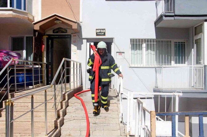 Apartmanda çıkan yangın korkuttu