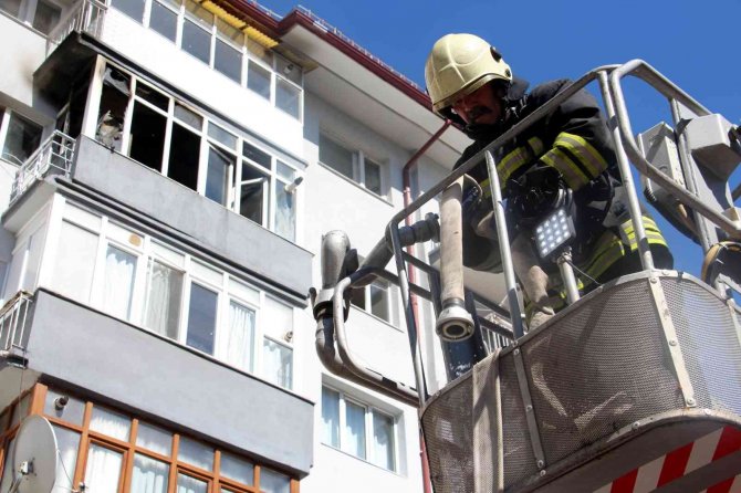 Apartmanda çıkan yangın korkuttu