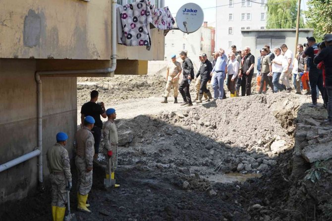 Bakan Soylu, selde kaybolan gencin arama kurtarma çalışmalarını inceledi