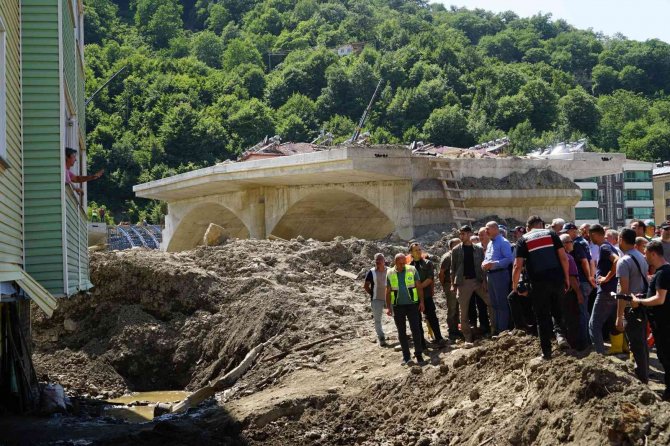 Bakan Soylu, selde kaybolan gencin arama kurtarma çalışmalarını inceledi