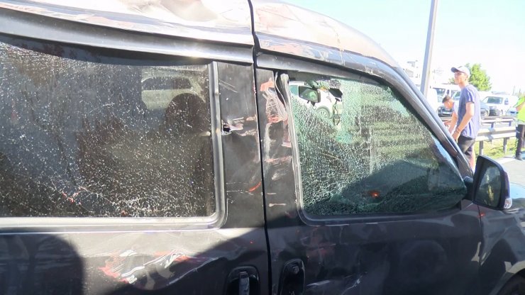 Beton mikseri devrildi, sürücü yaralandı