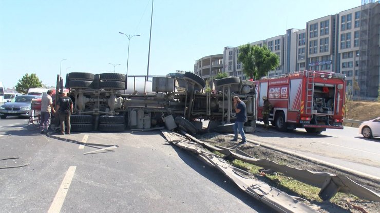 Beton mikseri devrildi, sürücü yaralandı