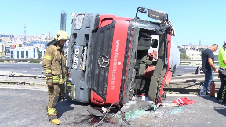 Beton mikseri devrildi, sürücü yaralandı