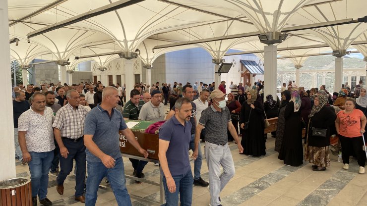 Boşanma davası açtığı eşinin öldürdüğü Tülay, toprağa verildi