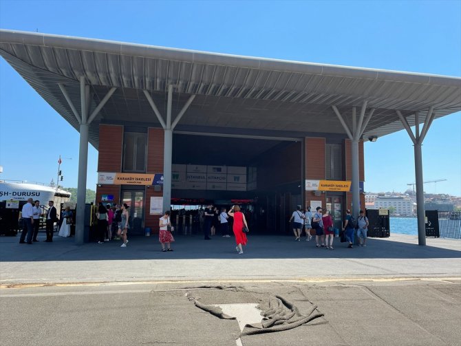 Vapur Karaköy iskelesine çarptı, 7 yaralı