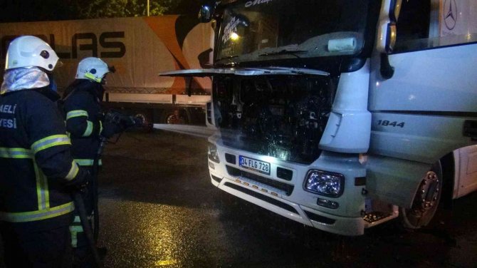 Seyir halindeki tırın motorunda yangın çıktı