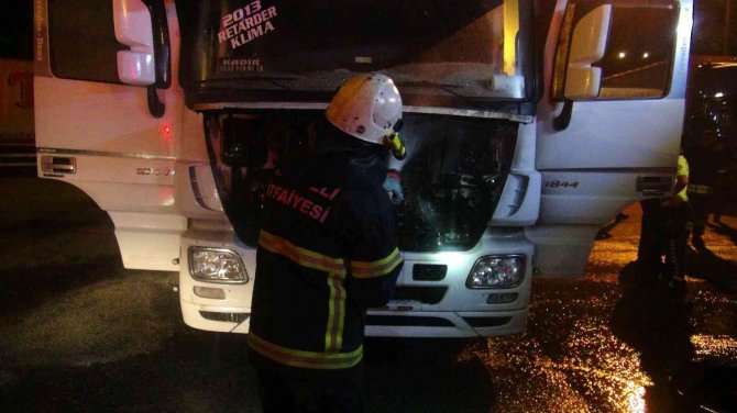 Seyir halindeki tırın motorunda yangın çıktı