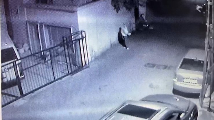 Eski milletvekilinin aracına molotofkokteylli saldırI