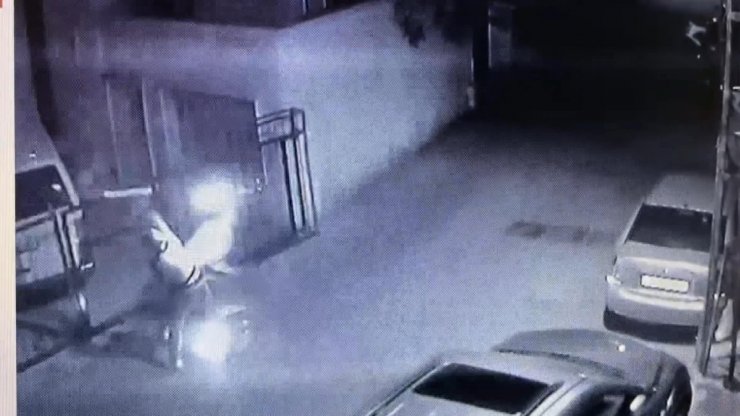 Eski milletvekilinin aracına molotofkokteylli saldırI