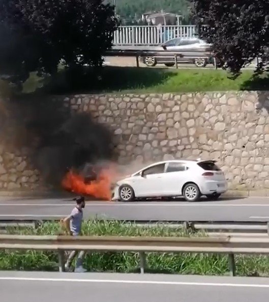 Otomobil alev alev yandı