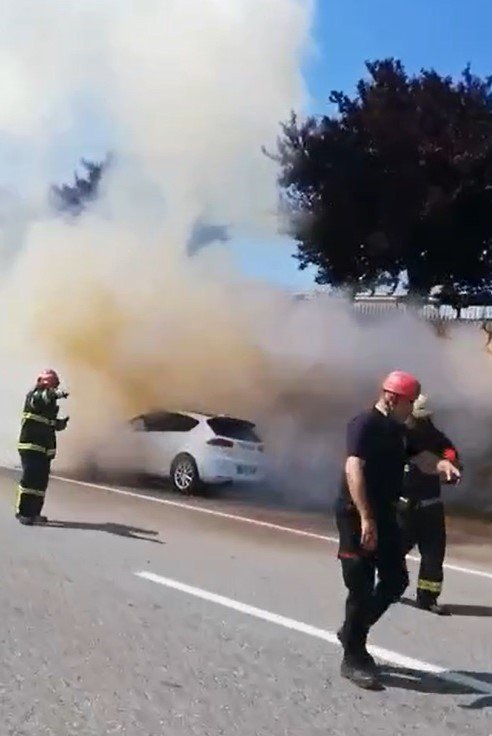 Otomobil alev alev yandı