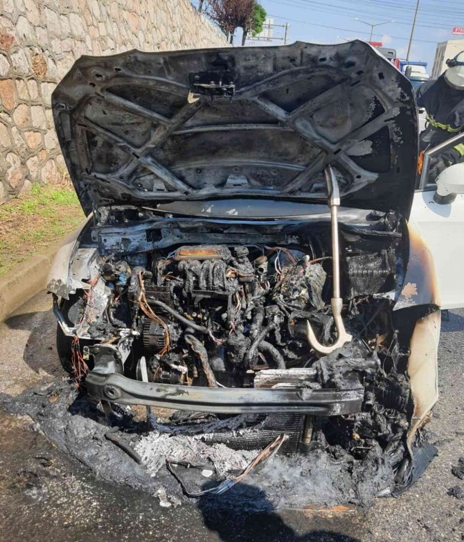 Otomobil alev alev yandı