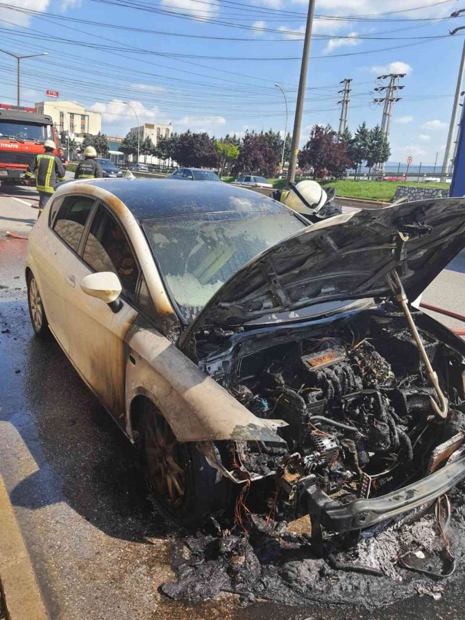 Otomobil alev alev yandı