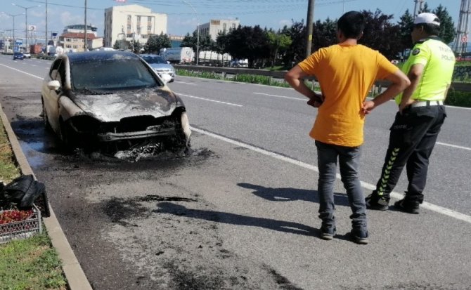 Otomobil alev alev yandı