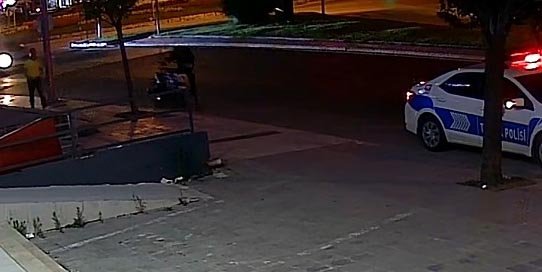 Polisleri görünce çaldığı motosikletle ağaçların arkasına saklandı