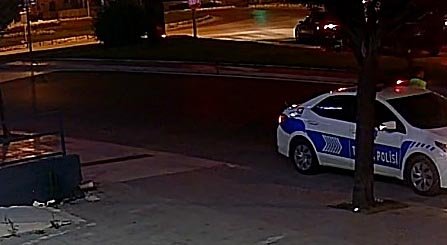Polisleri görünce çaldığı motosikletle ağaçların arkasına saklandı