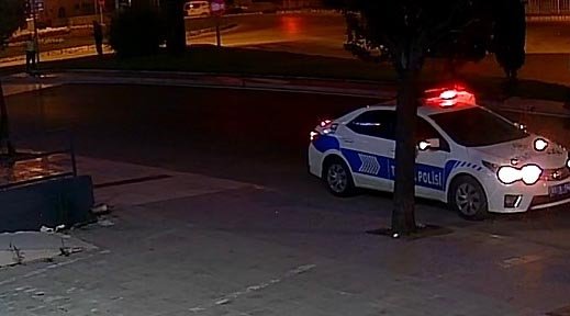 Polisleri görünce çaldığı motosikletle ağaçların arkasına saklandı