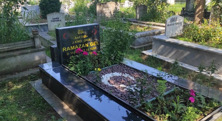 Şehidin mezarının başındaki bayrak direğini çaldılar