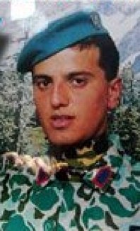 Şehidin mezarının başındaki bayrak direğini çaldılar