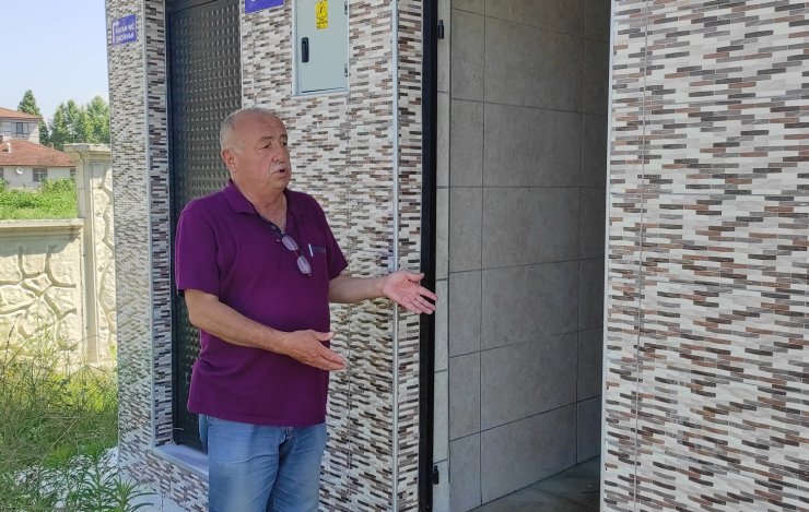 Şehidin mezarının başındaki bayrak direğini çaldılar