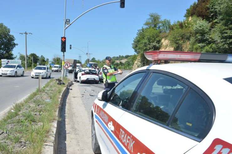 Sakarya'da otomobil, cipe çarptı: 6 yaralı