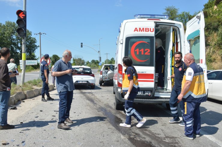 Sakarya'da otomobil, cipe çarptı: 6 yaralı