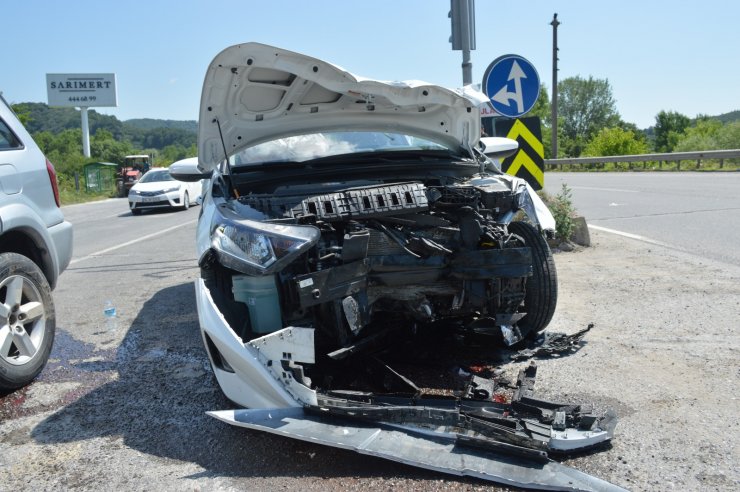 Sakarya'da otomobil, cipe çarptı: 6 yaralı