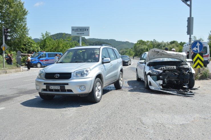 Sakarya'da otomobil, cipe çarptı: 6 yaralı