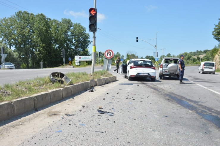 Sakarya'da otomobil, cipe çarptı: 6 yaralı