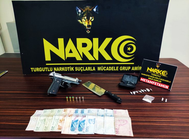 Satır ve kurusıkı tabancayla polislere saldıran uyuşturucu şüphelisi tutuklandı