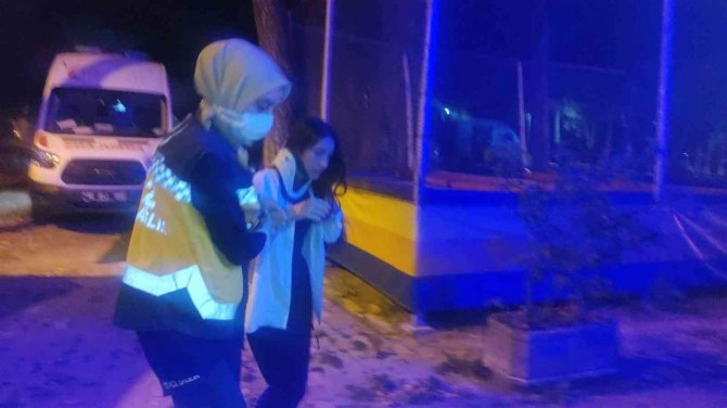 Tonlarca ağırlığındaki çam ağacı ailenin üzerine devrildi